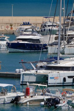 İtalya, Sicilya, Akdeniz, Marina di Ragusa (Ragusa ili); 23 Temmuz 2024, limanda lüks yatlar - EDITORIAL