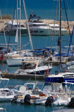 İtalya, Sicilya, Akdeniz, Marina di Ragusa (Ragusa ili); 23 Temmuz 2024, limanda lüks yatlar - EDITORIAL