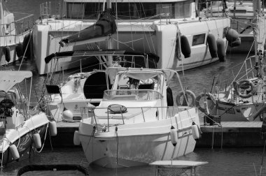 İtalya, Sicilya, Akdeniz, Marina di Ragusa (Ragusa ili); 24 Temmuz 2024, limanda lüks yatlar - EDITORIAL