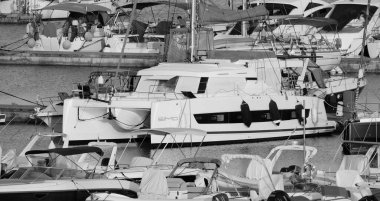 İtalya, Sicilya, Akdeniz, Marina di Ragusa (Ragusa ili); 25 Temmuz 2024, limanda motorlu tekneler ve lüks yatlar - EDITORIAL