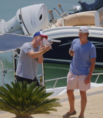 İtalya, Sicilya, Akdeniz, Marina di Ragusa (Ragusa ili); 26 Temmuz 2024, limanda balıkçılar - EDITORIAL