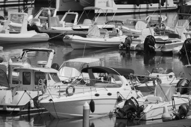 İtalya, Sicilya, Akdeniz, Marina di Ragusa (Ragusa ili); 26 Temmuz 2024, limanda motorlu tekneler ve lüks yatlar - EDITORIAL