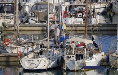 İtalya, Sicilya, Akdeniz, Marina di Ragusa (Ragusa ili); 26 Temmuz 2024, limanda yelkenli tekneleri - EDITORIAL