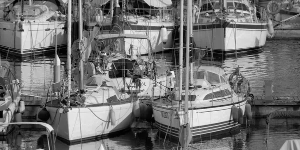 İtalya, Sicilya, Akdeniz, Marina di Ragusa (Ragusa ili); 26 Temmuz 2024, limandaki bir yelkenli teknesinde kadın - EDITORIAL