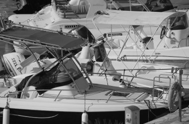 İtalya, Sicilya, Akdeniz, Marina di Ragusa (Ragusa ili); 27 Temmuz 2024, limanda motorlu tekneler ve lüks yatlar - EDITORIAL