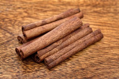 Tarçın, ahşap bir masaya yapışır.