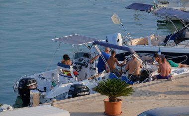 İtalya, Sicilya, Akdeniz, Marina di Ragusa (Ragusa ili); 27 Temmuz 2024, limandaki motorlu tekneler - EDITORIAL