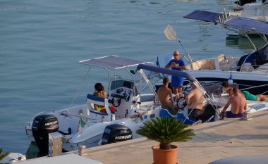 İtalya, Sicilya, Akdeniz, Marina di Ragusa (Ragusa ili); 27 Temmuz 2024, limandaki motorlu tekneler - EDITORIAL