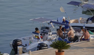 İtalya, Sicilya, Akdeniz, Marina di Ragusa (Ragusa ili); 27 Temmuz 2024, limandaki motorlu tekneler - EDITORIAL