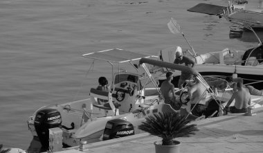 İtalya, Sicilya, Akdeniz, Marina di Ragusa (Ragusa ili); 27 Temmuz 2024, limandaki motorlu tekneler - EDITORIAL