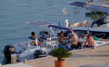 İtalya, Sicilya, Akdeniz, Marina di Ragusa (Ragusa ili); 27 Temmuz 2024, limandaki motorlu tekneler - EDITORIAL