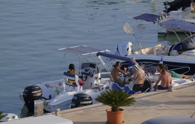 İtalya, Sicilya, Akdeniz, Marina di Ragusa (Ragusa ili); 27 Temmuz 2024, limandaki motorlu tekneler - EDITORIAL