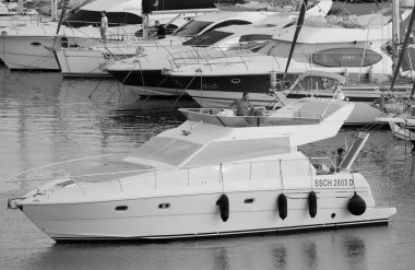 İtalya, Sicilya, Akdeniz, Marina di Ragusa (Ragusa ili); 27 Temmuz 2024, limanda lüks bir yatta çift - EDITORIAL