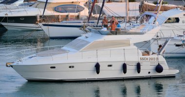 İtalya, Sicilya, Akdeniz, Marina di Ragusa (Ragusa ili); 27 Temmuz 2024, limanda lüks bir yatta çift - EDITORIAL