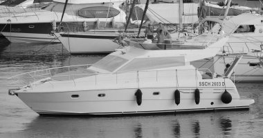 İtalya, Sicilya, Akdeniz, Marina di Ragusa (Ragusa ili); 27 Temmuz 2024, limanda lüks bir yatta çift - EDITORIAL