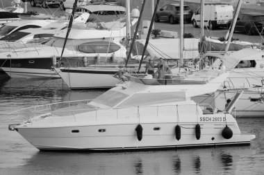 İtalya, Sicilya, Akdeniz, Marina di Ragusa (Ragusa ili); 27 Temmuz 2024, limanda lüks bir yatta çift - EDITORIAL