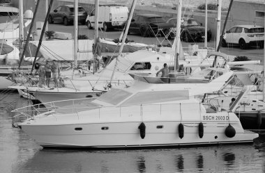 İtalya, Sicilya, Akdeniz, Marina di Ragusa (Ragusa ili); 27 Temmuz 2024, limanda lüks bir yatta çift - EDITORIAL