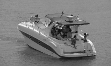 İtalya, Sicilya, Akdeniz, Marina di Ragusa (Ragusa Eyaleti); 28 Temmuz 2024, limanda lüks bir yatta insanlar - EDITORIAL