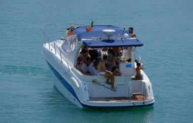 İtalya, Sicilya, Akdeniz, Marina di Ragusa (Ragusa Eyaleti); 28 Temmuz 2024, limanda lüks bir yatta insanlar - EDITORIAL