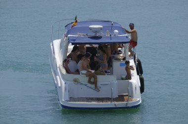 İtalya, Sicilya, Akdeniz, Marina di Ragusa (Ragusa Eyaleti); 28 Temmuz 2024, limanda lüks bir yatta insanlar - EDITORIAL