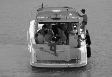 İtalya, Sicilya, Akdeniz, Marina di Ragusa (Ragusa Eyaleti); 28 Temmuz 2024, limanda lüks bir yatta insanlar - EDITORIAL