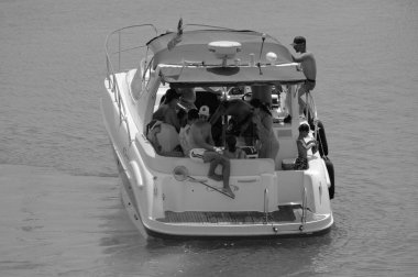 İtalya, Sicilya, Akdeniz, Marina di Ragusa (Ragusa Eyaleti); 28 Temmuz 2024, limanda lüks bir yatta insanlar - EDITORIAL