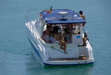 İtalya, Sicilya, Akdeniz, Marina di Ragusa (Ragusa Eyaleti); 28 Temmuz 2024, limanda lüks bir yatta insanlar - EDITORIAL