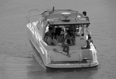 İtalya, Sicilya, Akdeniz, Marina di Ragusa (Ragusa Eyaleti); 28 Temmuz 2024, limanda lüks bir yatta insanlar - EDITORIAL