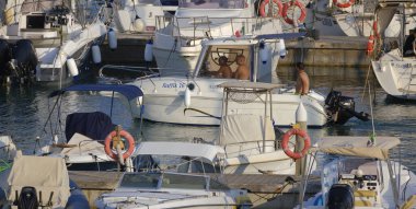 İtalya, Sicilya, Akdeniz, Marina di Ragusa (Ragusa Eyaleti); 28 Temmuz 2024, limandaki bir motorlu tekne - EDITORIAL