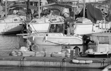 İtalya, Sicilya, Akdeniz, Marina di Ragusa (Ragusa Eyaleti); 28 Temmuz 2024, limandaki bir motorlu tekne - EDITORIAL