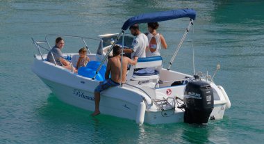 İtalya, Sicilya, Akdeniz, Marina di Ragusa (Ragusa Eyaleti); 31 Temmuz 2024, limandaki bir motorlu tekne - EDITORIAL