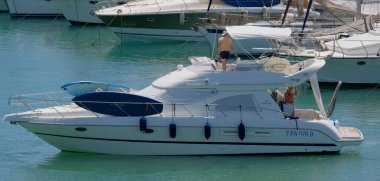 İtalya, Sicilya, Akdeniz, Marina di Ragusa (Ragusa Eyaleti); 2 Ağustos 2024, limanda lüks bir yatta insanlar - EDITORIAL