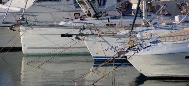 İtalya, Sicilya, Akdeniz, Marina di Ragusa (Ragusa ili); 3 Ağustos 2024, limanda lüks yatlar - EDITORIAL