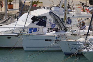 İtalya, Sicilya, Akdeniz, Marina di Ragusa (Ragusa ili); 3 Ağustos 2024, limanda lüks yatlar - EDITORIAL