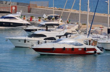 İtalya, Sicilya, Akdeniz, Marina di Ragusa (Ragusa Eyaleti); 3 Ağustos 2024, limandaki lüks yatlarda yaşayan insanlar - EDITORIAL