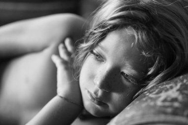 İtalya, Sicilya, Marina di Ragusa (Ragusa Eyaleti), 8 yaşındaki erkek çocuk özel bir evin oturma odasında televizyon izliyor.