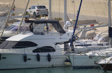 İtalya, Sicilya, Akdeniz, Marina di Ragusa (Ragusa Eyaleti); 5 Ağustos 2024, limanda lüks bir yatta bir adam - EDITORIAL