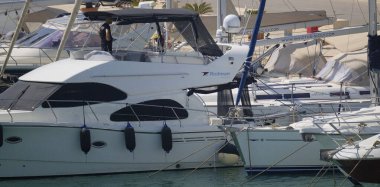 İtalya, Sicilya, Akdeniz, Marina di Ragusa (Ragusa Eyaleti); 5 Ağustos 2024, limanda lüks bir yatta bir adam - EDITORIAL