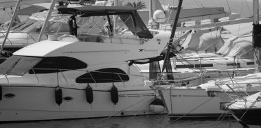 İtalya, Sicilya, Akdeniz, Marina di Ragusa (Ragusa Eyaleti); 5 Ağustos 2024, limanda lüks bir yatta bir adam - EDITORIAL