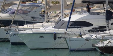 İtalya, Sicilya, Akdeniz, Marina di Ragusa (Ragusa Eyaleti); 5 Ağustos 2024, limanda lüks bir yatta bir adam - EDITORIAL