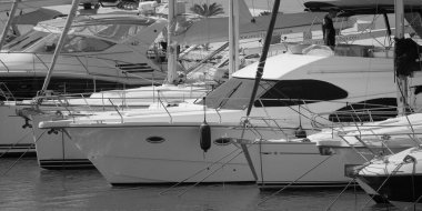 İtalya, Sicilya, Akdeniz, Marina di Ragusa (Ragusa Eyaleti); 5 Ağustos 2024, limanda lüks bir yatta bir adam - EDITORIAL
