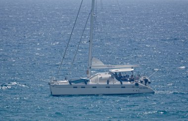 İtalya, Sicilya, Akdeniz, Marina di Ragusa (Ragusa Eyaleti); 5 Ağustos 2024, insanlar Sicilya Kanalı 'nda katamaran yelkenliyle seyahat ediyorlar - EDITORIAL