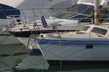 İtalya, Sicilya, Akdeniz, Marina di Ragusa (Ragusa Eyaleti); limanda lüks yatlar 