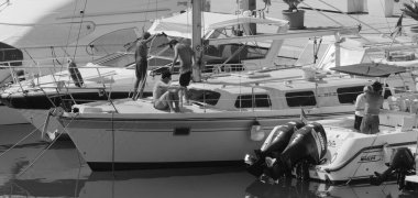 İtalya, Sicilya, Akdeniz, Marina di Ragusa (Ragusa ili); 6 Ağustos 2024, limandaki lüks yatlarda erkekler - EDITORIAL