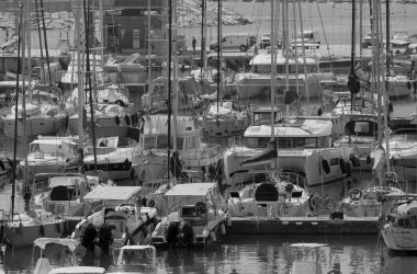 İtalya, Sicilya, Akdeniz, Marina di Ragusa (Ragusa ili); 9 Ağustos 2024, limanda motorlu tekne ve lüks yatlar - EDITORIAL