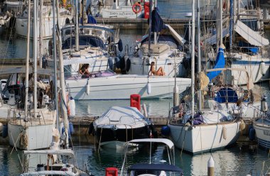 İtalya, Sicilya, Akdeniz, Marina di Ragusa (Ragusa Eyaleti); 9 Ağustos 2024, limanda lüks bir yatta insanlar - EDITORIAL