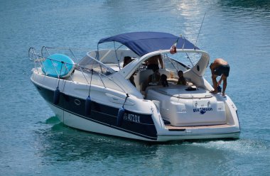 İtalya, Sicilya, Akdeniz, Marina di Ragusa (Ragusa Eyaleti); 10 Ağustos 2024, limanda lüks bir yatta insanlar - EDITORIAL