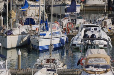 İtalya, Sicilya, Akdeniz, Marina di Ragusa (Ragusa ili); 12 Ağustos 2023, limanda motorlu tekne ve lüks yatlar - EDITORIAL