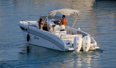 İtalya, Sicilya, Akdeniz, Marina di Ragusa (Ragusa ili); 12 Ağustos 2024, limanda lüks bir yatta çift - EDITORIAL