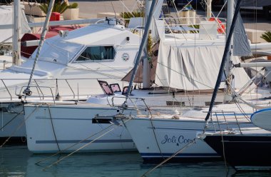 İtalya, Sicilya, Akdeniz, Marina di Ragusa (Ragusa ili); 16 Ağustos 2024, limanda lüks yatlar - EDITORIAL